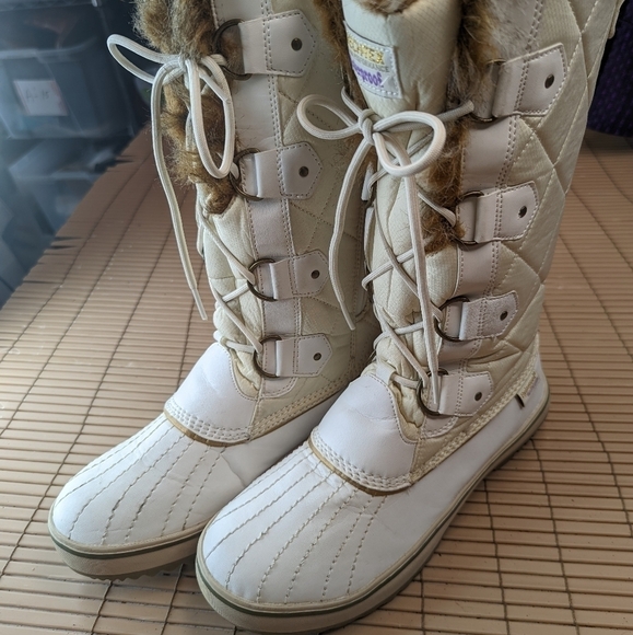 Skechers Skech-tex Waterproof  Womens white Boots Size 8.5M faux coyote fur line - Picture 1 of 11